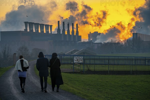 Rhine at Duisburg-Bruckhausen, steelworks Thyssenkrupp Steel, walkers on the Rhine dyke, winter,