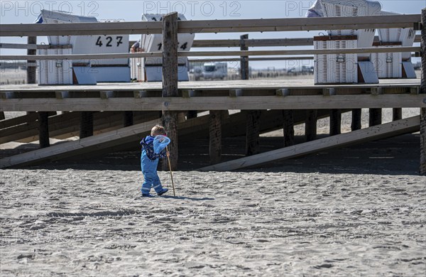 Toddler with quiver on the sandy beach of the North Sea, Sankt Peter-Ording, Schleswig-Holstein,