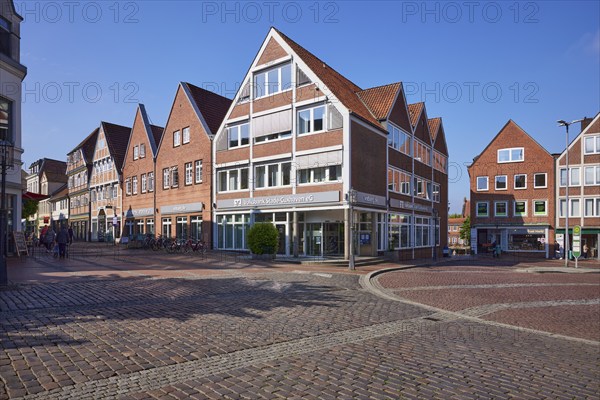 Holzstrasse, part of the pedestrian zone with the main branch of Volksbank Stade-Cuxhaven eG in