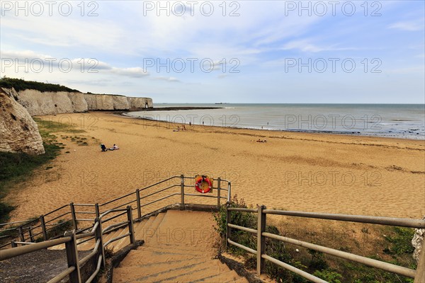 Bay with sandy beach, cliff with rock gate, chalk cliffs on the horizon, Kingsgate Bay,