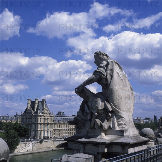 Blick von der Terrasse des Musée d´Orsay auf Seine und Louvre, Paris, Frankreich