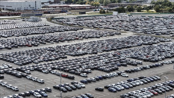 Volkswagen new cars standing in a car park at the Volkswagen plant, Wolfsburg, 29.09.2024. The