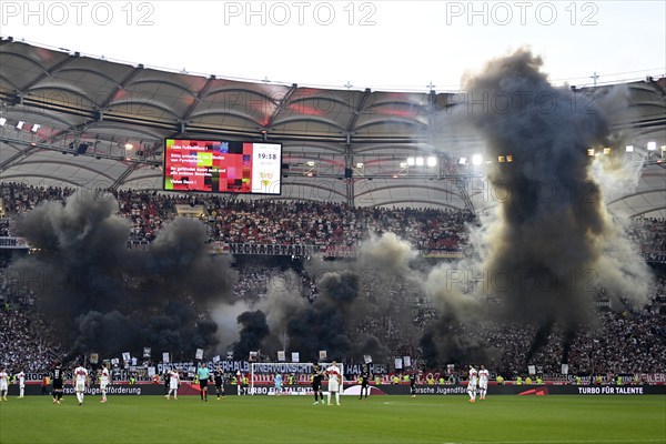 So-called black curve, dark, black clouds of smoke, protest, Ultras, Cannstatter Kurve, Bengalos,