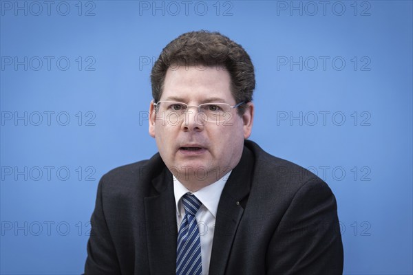 Prof. Dr Oliver Holtemoeller, Leibniz Institute for Economic Research Halle (IWH), at a federal
