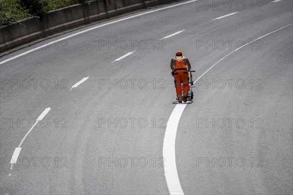 Marking work after the renewal of the road surface on the A40 motorway between the Kaiserberg