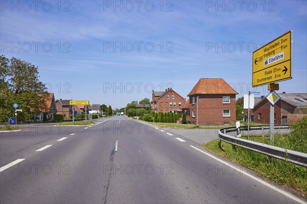 Federal road B495 with signpost to the Elbe ferry in Wischhafen, district of Stade, Lower Saxony,