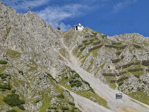 Cable car of the Hafelekarbahn of the Innsbrucker Nordkettenbahnen to the Hafelekar, mountains of