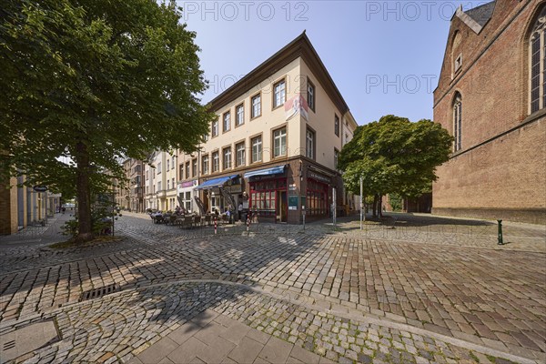Corner building with the Pizzeria Pinocchio and Kreuzherrenkirche on Ratinger Straße in the