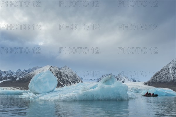 Dinghy with tourists, icebergs in front of glacier, -edge of Monacobreen, Liefdefjord, Woodfjord