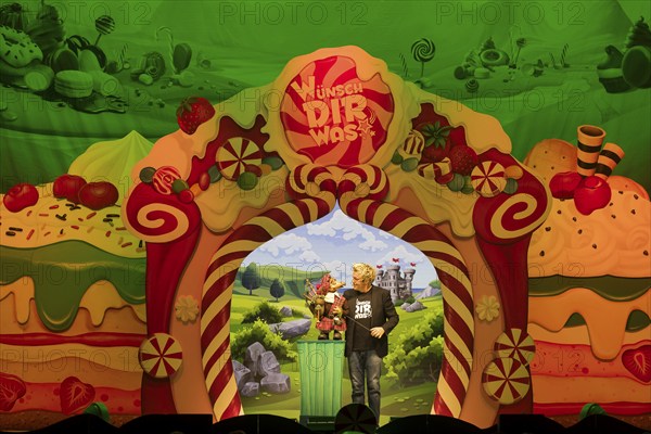Sascha Grammel with hand puppet Frederic Freiherr von Furchensumpf live on Wünsch dir was Tour at