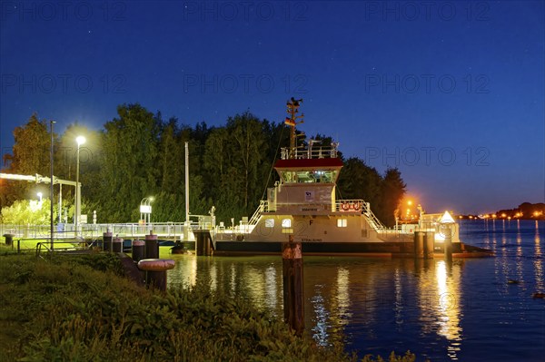Night-time operation of the Stralsund canal ferry, at the Fährstraße jetty on the south side of the