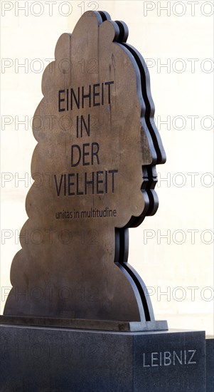 Leibniz monument as a silhouette by Stefan Schwerdtfeger with the inscription Unity in diversity,