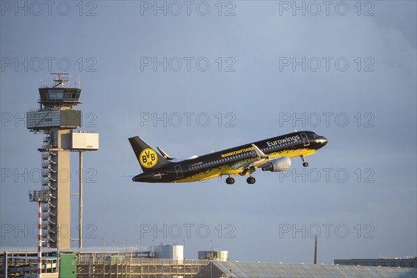 Düsseldorf International Airport, DUS, aeroplane on take-off, Eurowings Airbus A320-214, Borussia