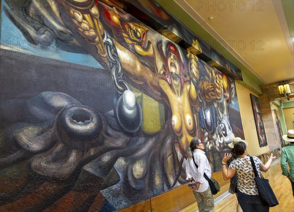 People viewing artwork 'Nueva Democracia' 1944 mural by David Alfaro Siqueiros, Palacio de Bellas