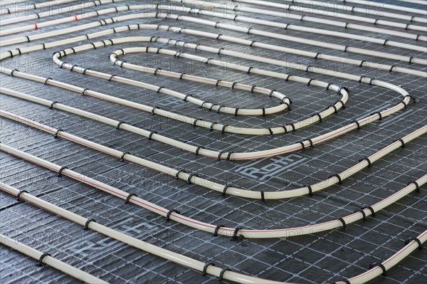 Underfloor heating pipes in bifilar installation form