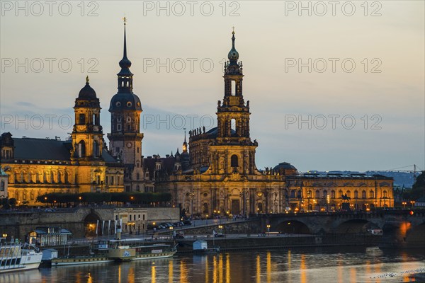 Panorama over the Elbe, from left to right: Academy of Fine Arts, Bruehl's Terrace, Sekundogenitur,