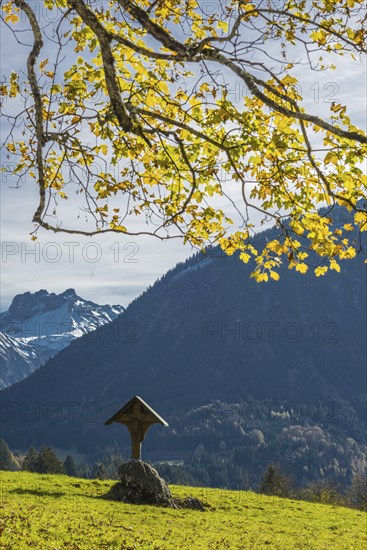 Field cross with the Trettachtal valley behind it, Oberstdorf, Oberallgäu, Bavaria, Germany, Europe