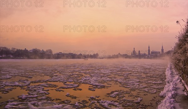 Dresden, morning fog over the Elbe. With temperatures as low as 20 degrees below zero, the Elbe