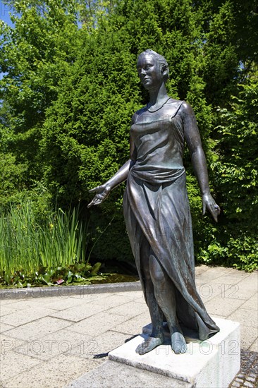 Scupture Princess and the Frog King in the spa garden, Bad Füssing, Lower Bavaria, Bavaria,