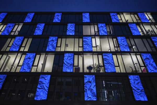 Night shot of Bülow Carré façade, building with near-surface concrete core temperature control from