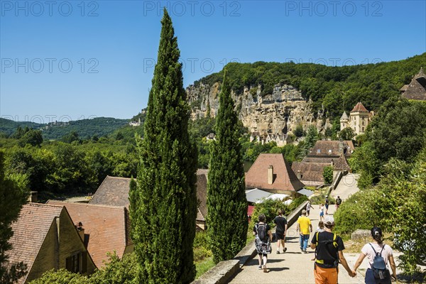 Medieval village with rocks by the river, La Roque-Gageac, Dordogne, Périgord, Département