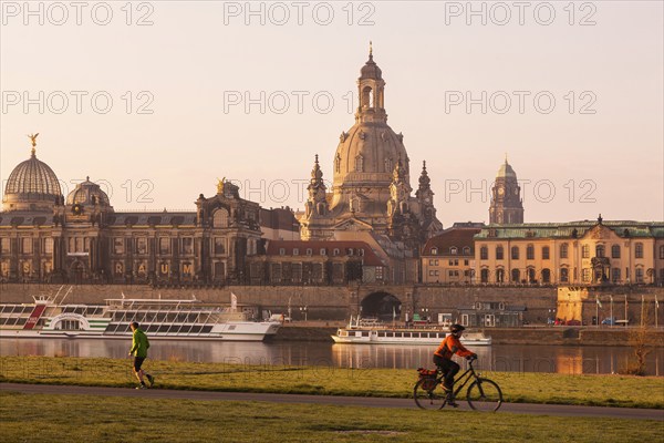 Spring on the Königsufer in Dresden
