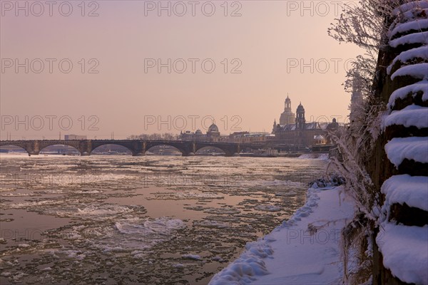 Ice drift on the Elbe in Dresden