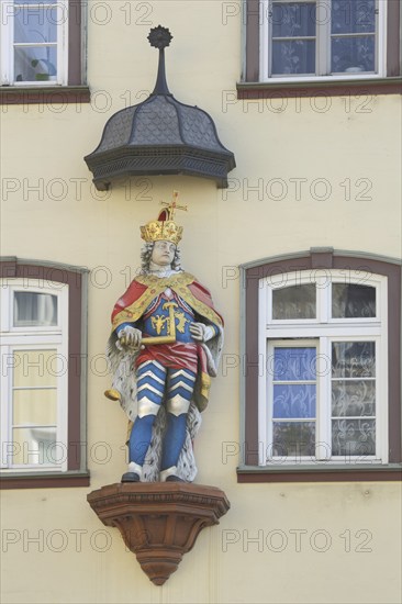 Figure at the house Zum Römischen Kaiser, king, historical, clothing, Kornmarkt, Wetzlar, Hesse,