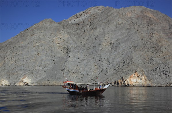 Dhow in the bays of Musandam, Shimm Strait, in the Omani enclave of Musandam, Oman, Asia
