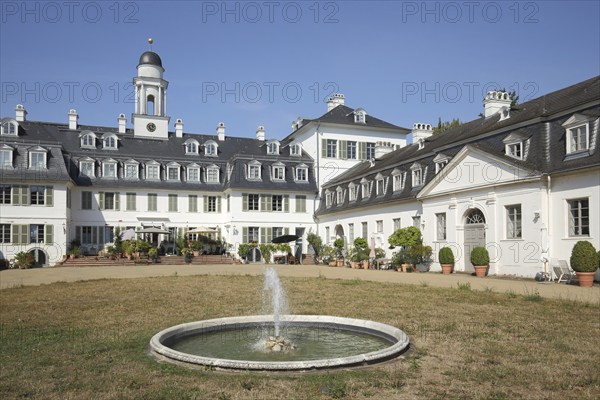 Inner courtyard with fountain of the baroque Rumpenheim Castle, white, Rumpenheim, Main, Offenbach,