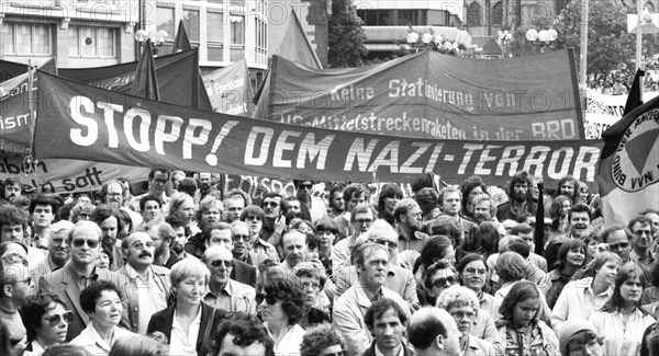 Called by the German Trade Union Confederation (DGB), about 10, 000 demonstrated against neo-Nazism
