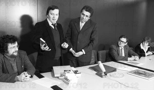 Two men meet for talks between East and West. Gerhard Schroeder (Chairman of the Jusos) and Egon