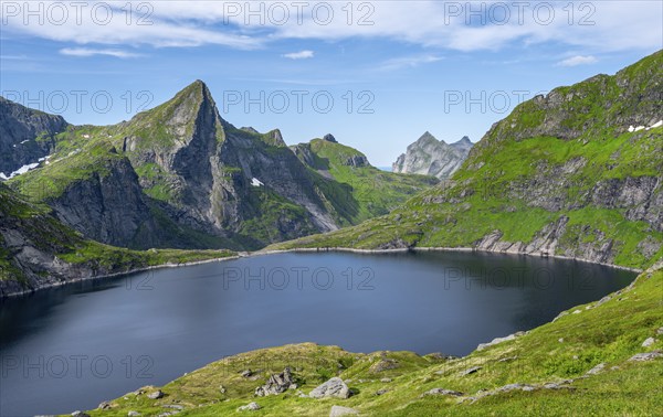 Lake Tennesvatnet and mountain landscape with rocky pointed peaks, Moskenesøya, Lofoten, Nordland,