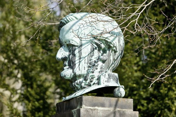 The monumental bronze bust of the composer, created by the sculptor Richard Guhr (1873-1956), is