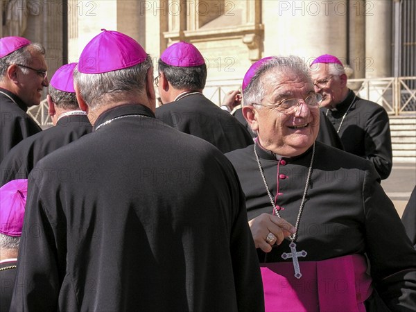 Bishops in conversation, first papal audience, Pope Benedict XVI, Ratzinger, 27. 04. 2005, Piazza