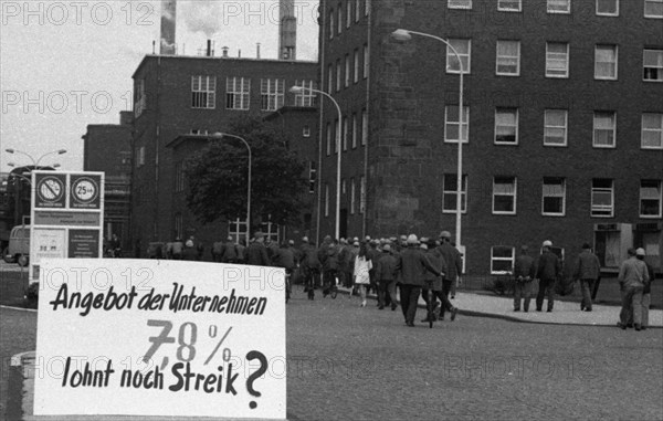 Workers and employees of Chemische Werke Huels (CWH), here in Marl on 30 June 1971, went on a