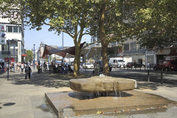 Pedestrian zone and fountain at the market place, Große Marktstraße, Main, Offenbach, Hesse,