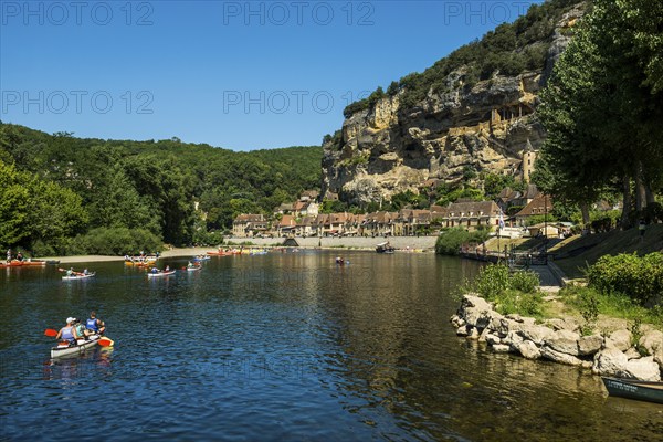 Medieval village with rocks by the river, La Roque-Gageac, Dordogne, Périgord, Département
