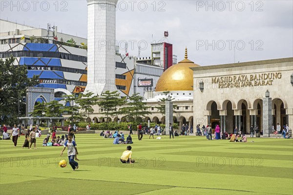 Grand Mosque of Bandung, Masjid Raya Bandung on the alun-alun, open lawn square in the city