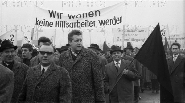 With black flags, miners of the Bismarck colliery and their relatives demonstrated against the