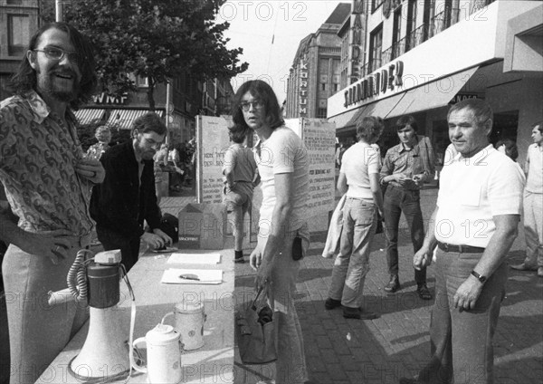 A collection of signatures by students, as here in Bochum on 18.8.1971, opposed sentencing of Red