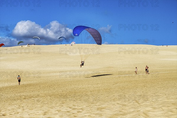 Paragliders on approach, walkers, tourists on dune, Dune du Pilat, Arcachon, Gironde, Aquitaine,