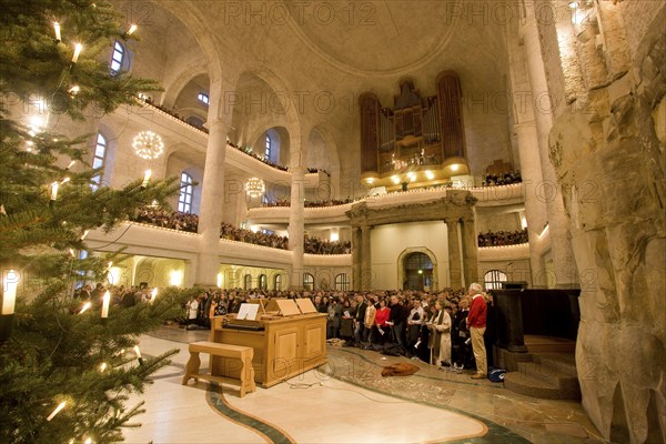 The Christmas season begins on Christmas Eve with the Christmas Vespers of the Dresden Kreuzchor in