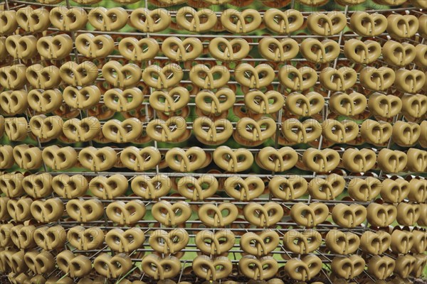 Detail of the sculpture Fruit Cake by Joana Vasconcelos 2011, pattern, row, pretzels, figures,