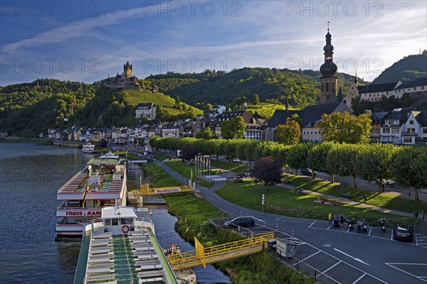 Town view of Cochem on the Moselle with Reichsburg Castle, Rhineland-Palatinate, Germany, Europe