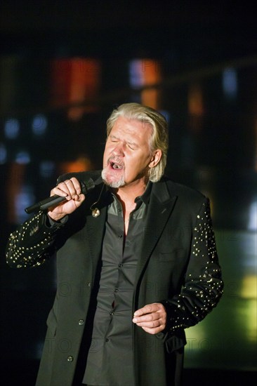 Christmas with us with Kim Fisher, Dress Rehearsal, Jonny Logan
