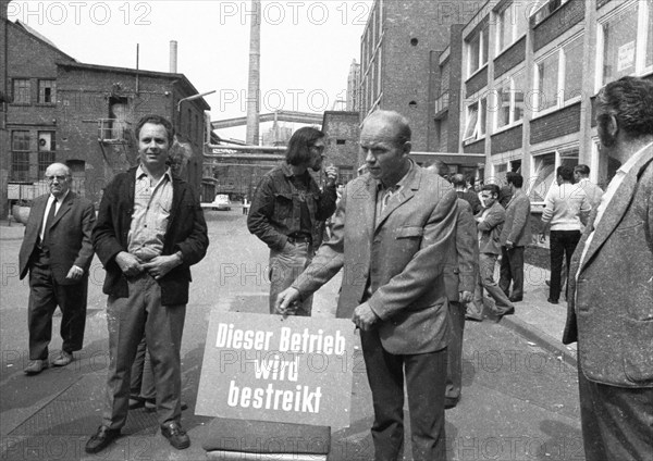 Strike by the Chemical, Paper and Ceramics Workers' Union begins in Cologne on 8.6.1971 with large
