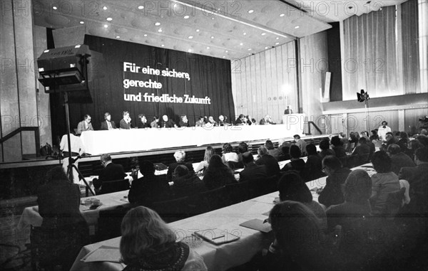 Peace and disarmament are the topics of a conference of the peace movement on 08.12.1974 in Bad