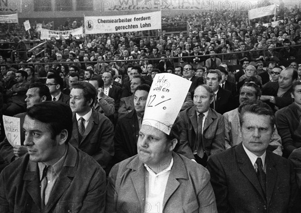 Rally of the Chemical, Paper and Ceramics Workers' Union in the collective bargaining dispute on 16