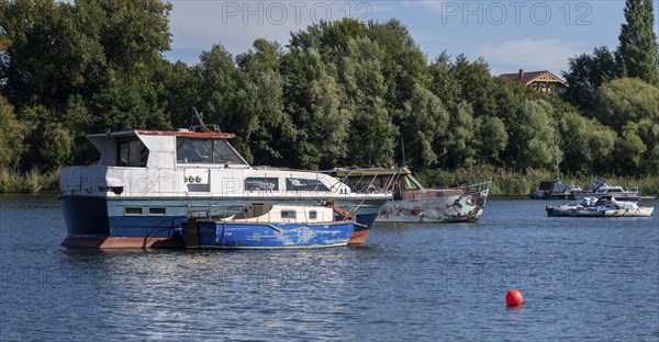 Houseboats and homeless shelters on the water in Rummelsburger Bucht, Berlin-Lichtenberg, Berlin,